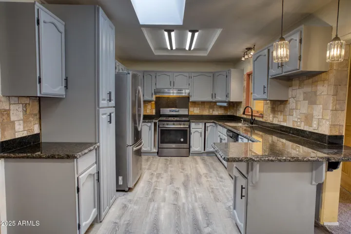 Spacious Kitchen w/Gas Range & Slab Granite Countertops
