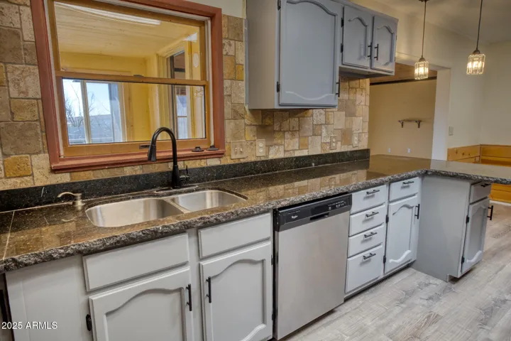 Spacious Kitchen w/Gas Range & Slab Granite Countertops