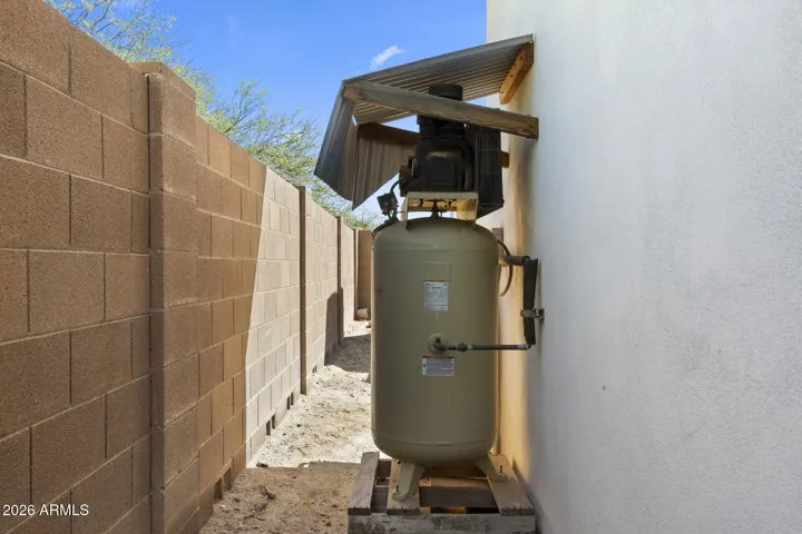 workshop built in air compressor conveys