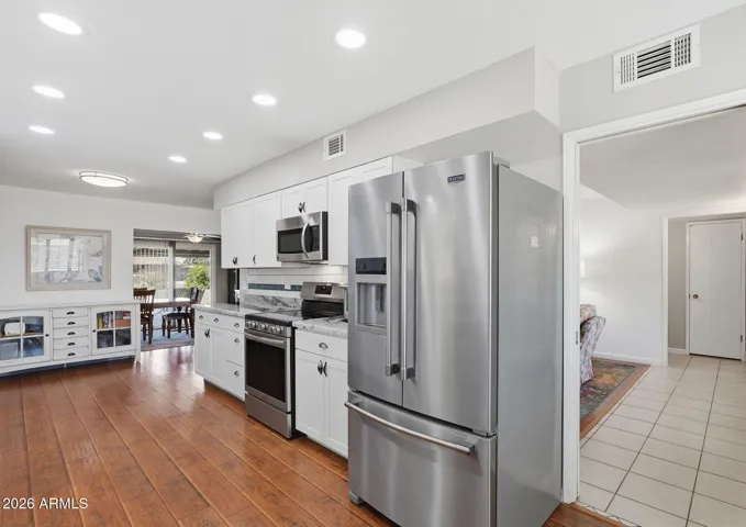 Kitchen with new appliances, cabinets, quartz counter tops and backsplash!