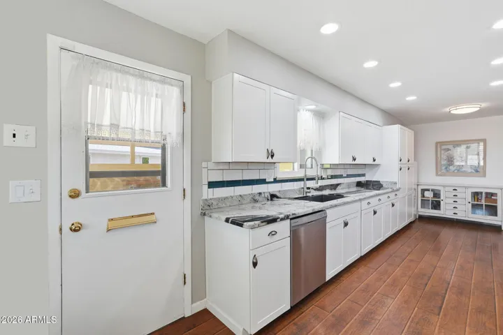 Kitchen with new appliances, cabinets, quartz counter tops and backsplash!