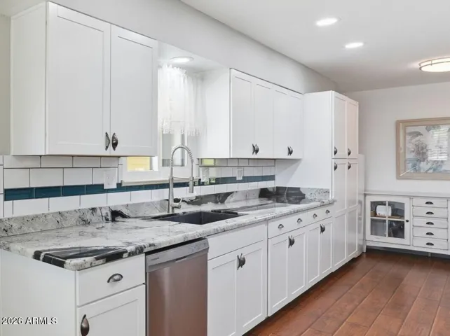 Kitchen with new appliances, cabinets, quartz counter tops and backsplash!