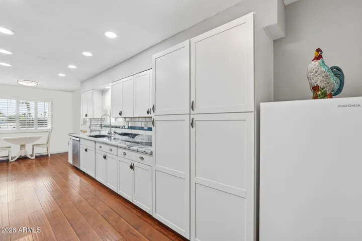 Kitchen with new appliances, cabinets, quartz counter tops and backsplash!