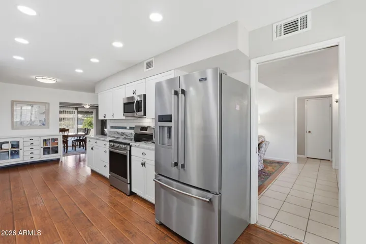 Kitchen with new appliances, cabinets, quartz counter tops and backsplash!