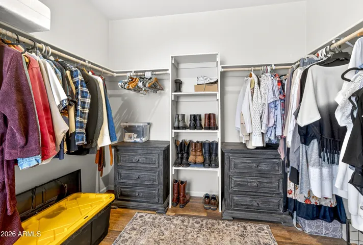 Master Bedroom Walking Closet