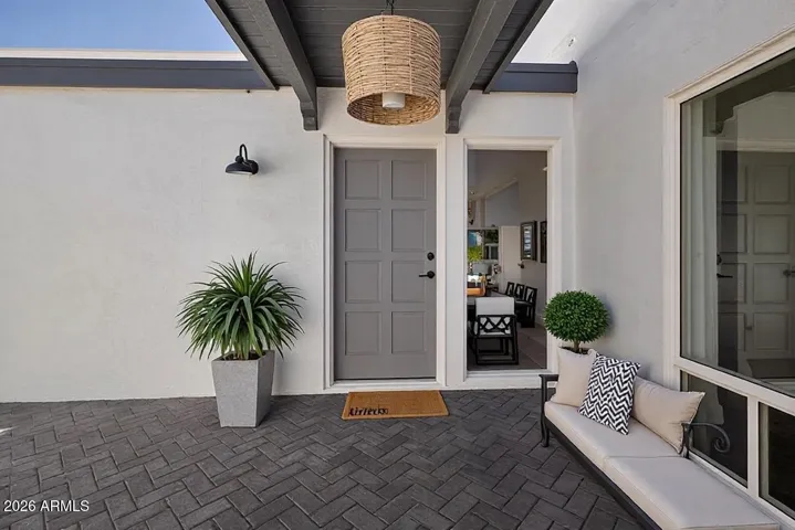 VS staging of front entry