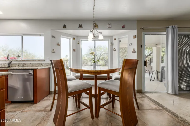 Kitchen table and chairs convey with the sale