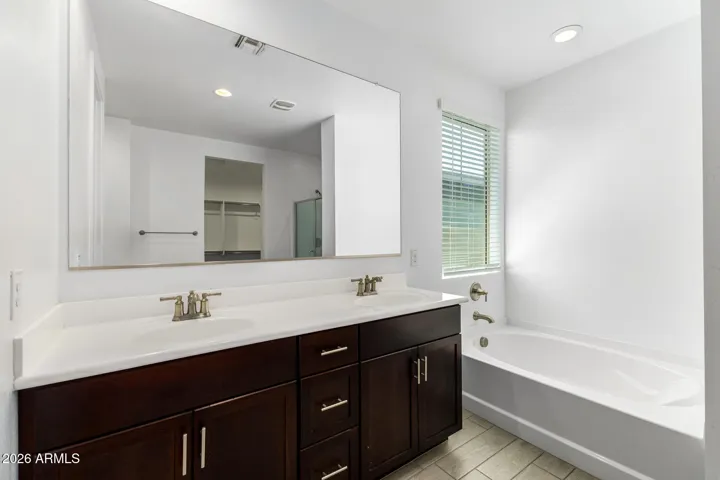 PRIMARY SUITE - DUAL VANITIES + TUB