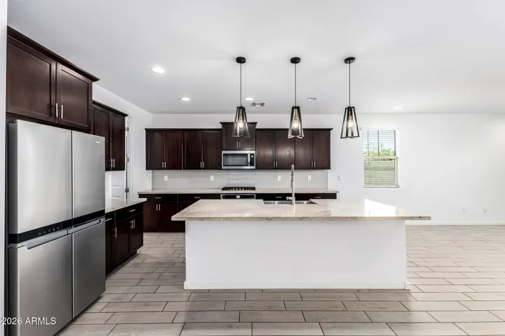 KITCHEN ISLAND - GRANITE - LUXURY FRIDGE