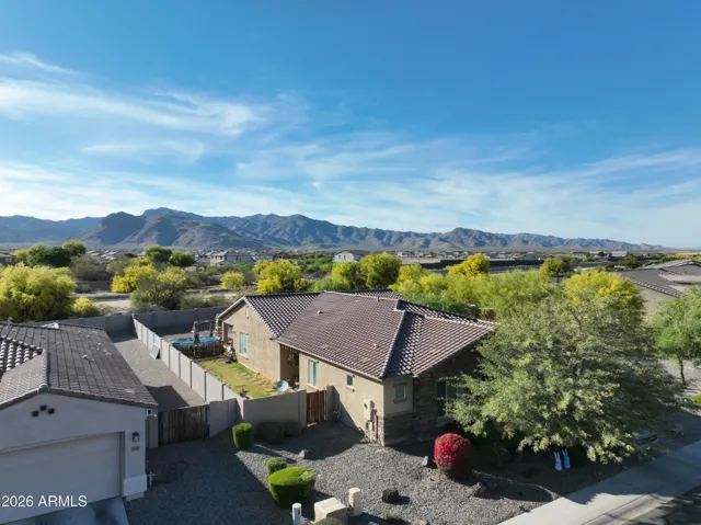 Gorgeous Mountain views in back!