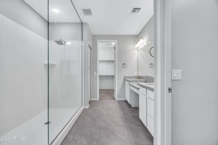 AMAZING huge bathroom!!! wow