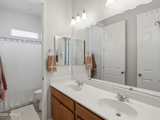 2nd bath with private shower/toilet area