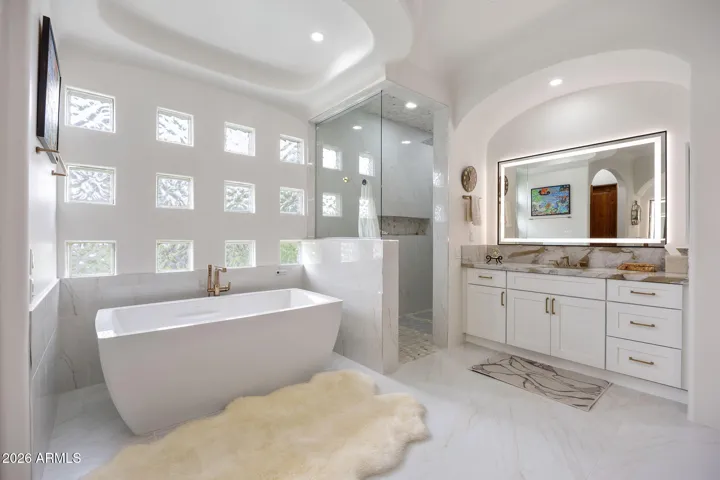 Fully remodeld primary bath with soaking tub.