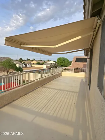 Retractable sun shade