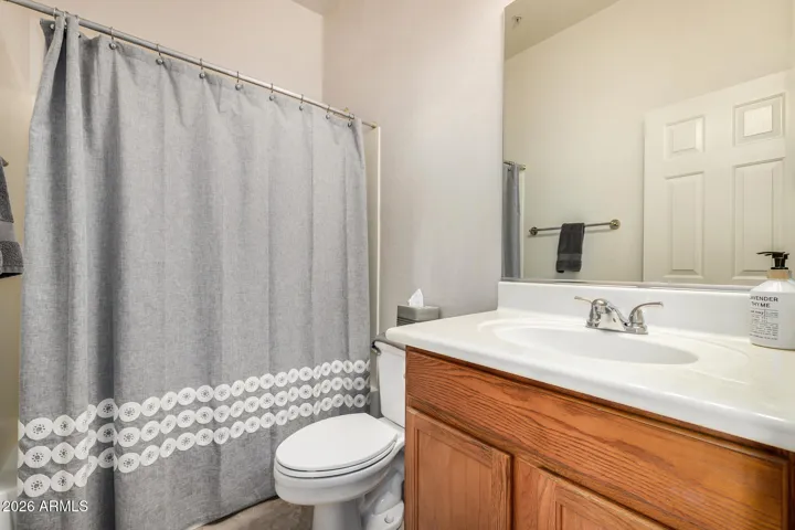 guest bathroom shower/tub