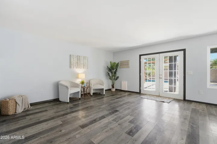 LARGE FAMILY ROOM