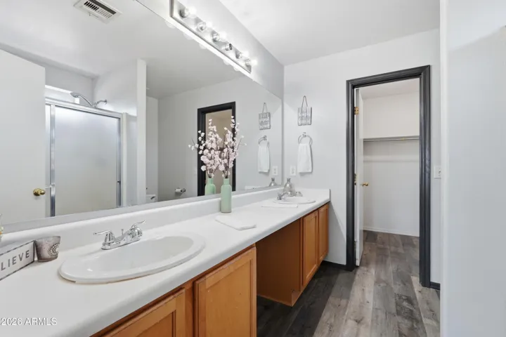 MASTER BATH WITH DUAL SINKS