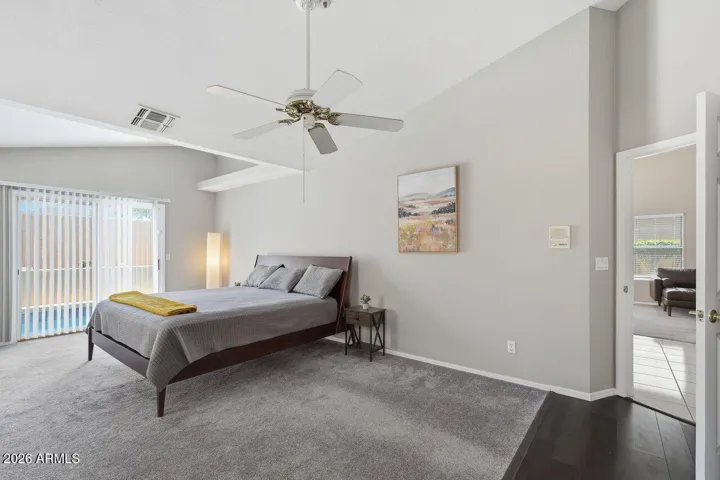 Large room w/ additional seating