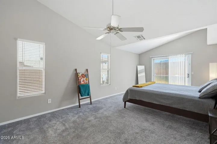 Light & bright + backyard/pool access