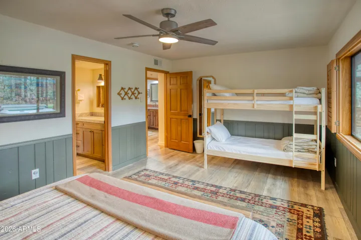 Large En-Suite Bedroom with walk-in closet
