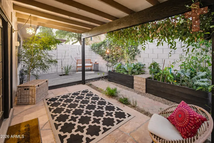 Covered private patio even has PAINTED block for extra design element