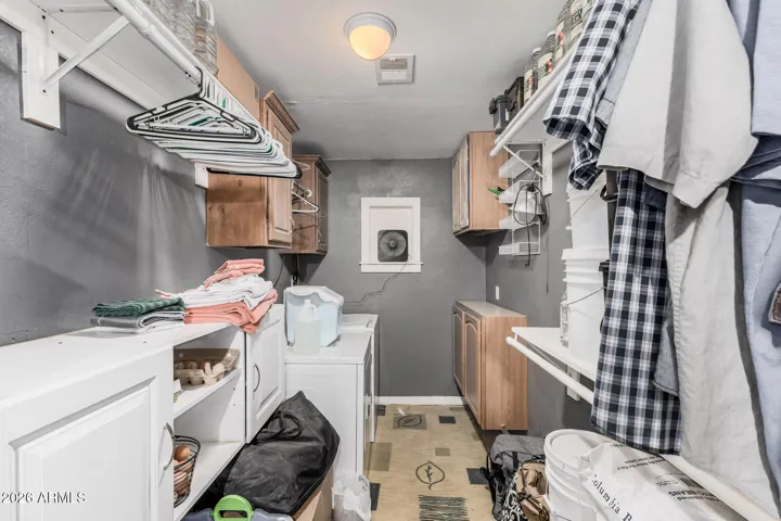 Walk in closet/laundry(Split bedroom)