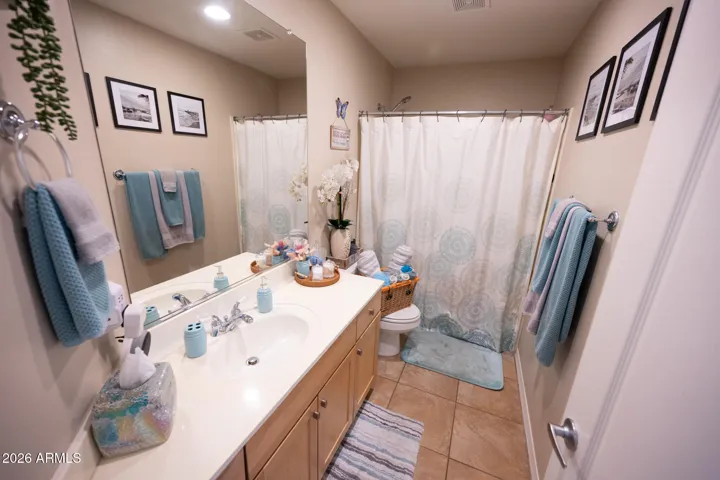 Full bath between bedroom 2/3