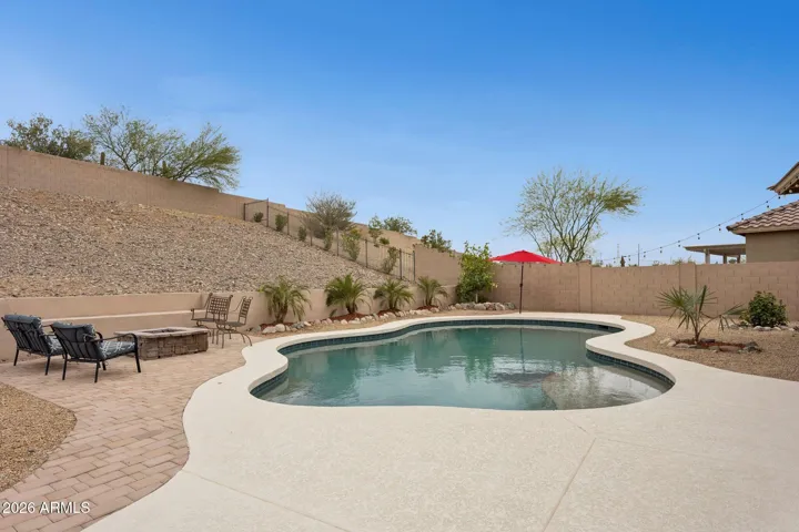 Retaining wall with integrated seating surrounding a cozy gas fire feature