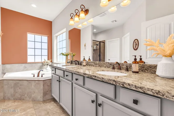 Primary 5-piece en-suite bath w/ soaking tub, and a walk-in close