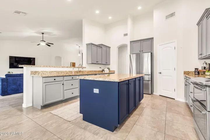 Kitchen island w/ granite countertops