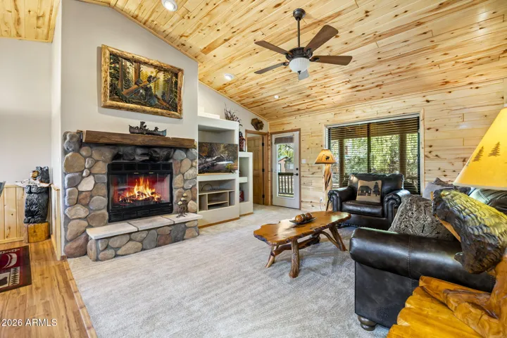WITH STONE FIREPLACE (GAS)