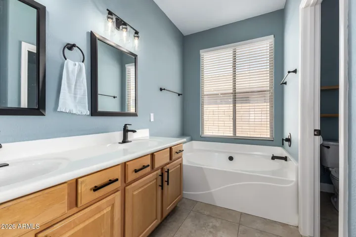 Double vanity w/ soothing oval soaking tub