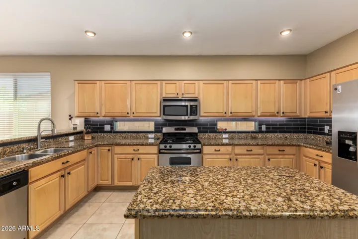 Entertainer's dream kitchen w/ center island!
