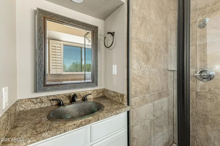 En-suite w/Primary Bedroom