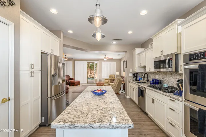 Double Ovens & Large Pantry