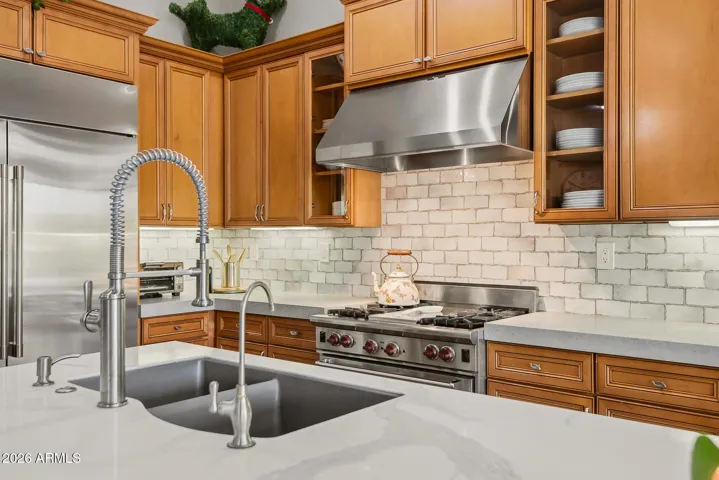 Wolf appliance, Quartz counters, beautiful backslash.
