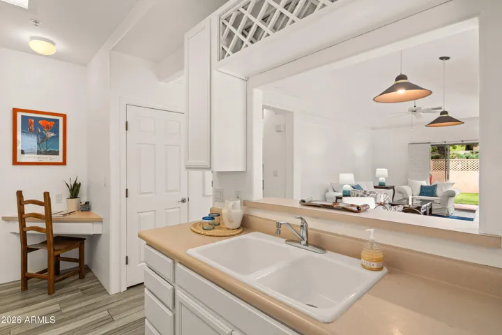 Kitchen w/ Desk Nook