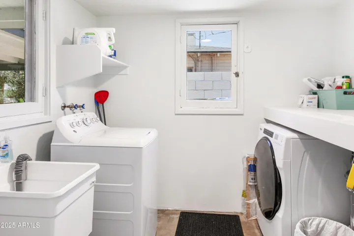 Detached laundry room w sink