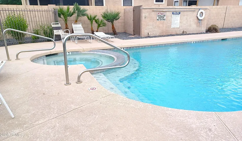 Community pool & spa!