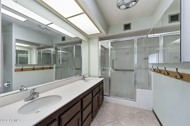 DOUBLE SINKS & LARGE SHOWER FOR PRIMARY