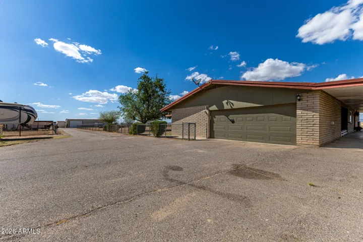 Side Entry Garage with loads of parking space
