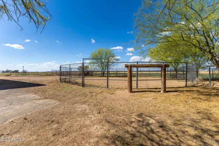 Round Pen with Tie Post