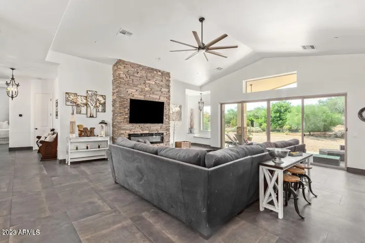 WIDE OPEN GREAT ROOM FLOORPLAN WITH 16' SLIDER, TALL CEILINGS