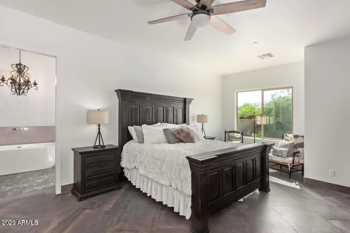 KING SIZE MASTER BEDROOM, WINDOW SEATING, SEP ENTRANCE