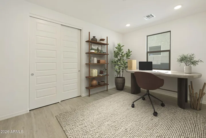 OPEN FLEX ROOM PERFECT FOR A STUDY, DEN, OR PLAYROOM