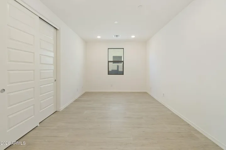 OPEN FLEX ROOM PERFECT FOR A STUDY, DEN, OR PLAYROOM
