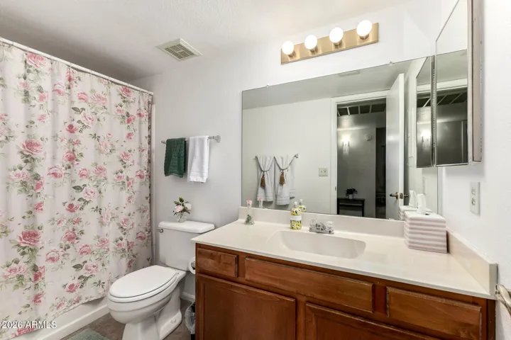 2nd Bathroom off Hallway