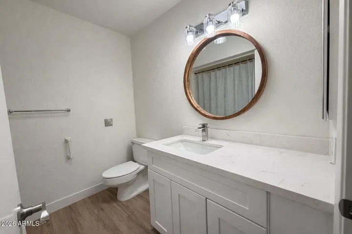 Guest Bathroom - Full bathroom with tub/shower