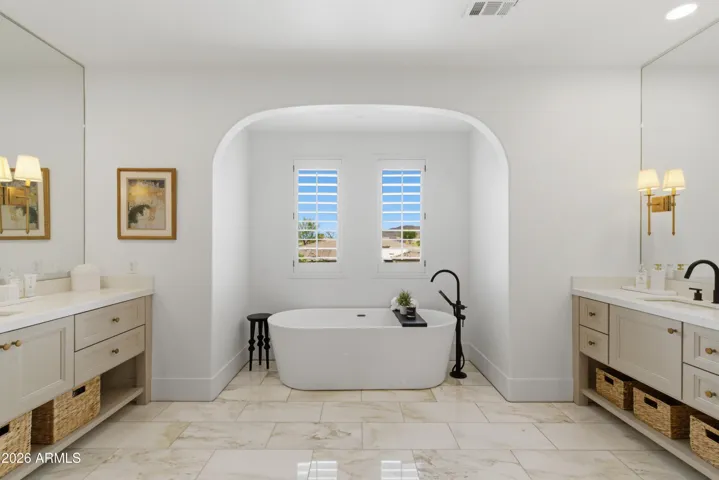 Bath tub