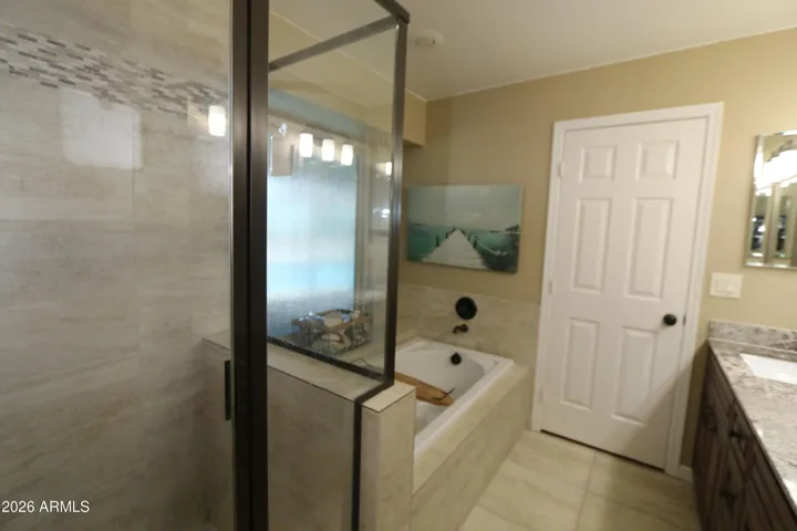 Looking toward bedroom.